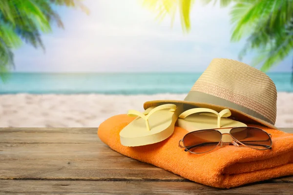 Asciugamano Spiaggia Infradito Cappello Occhiali Sole Sulla Superficie Legno Vicino — Foto Stock