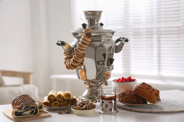 Samovar Ruso Tradicional Con Golosinas Mesa Blanca Casa —  Fotos de Stock