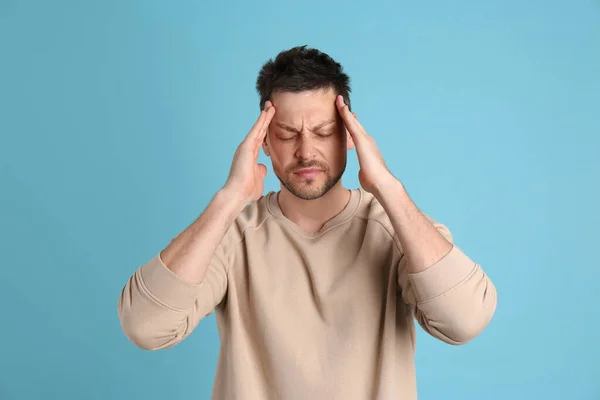 Man Lijdt Aan Vreselijke Migraine Lichtblauwe Achtergrond — Stockfoto