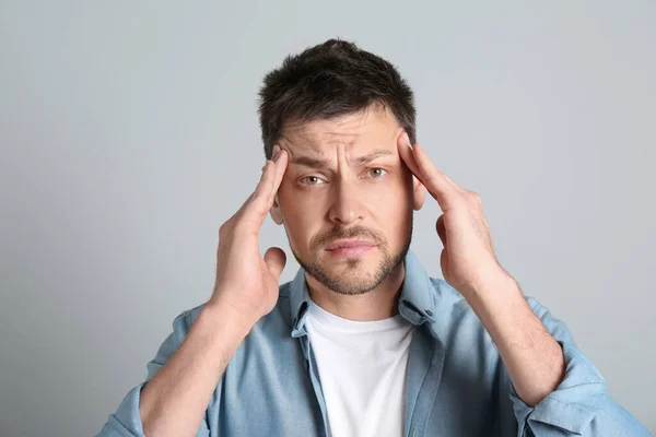 Man Suffering Terrible Migraine Light Grey Background — Stock Photo, Image