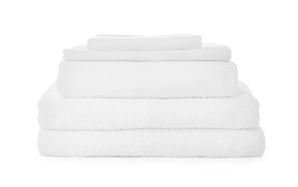 白色背景上堆放的毛巾和床单 — 图库照片