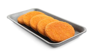 Beyaz arka planda pişmemiş pirzola. Taze dondurulmuş yarı bitmiş ürün.