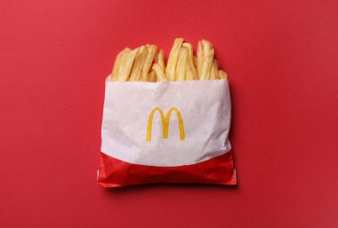 MYKOLAIV, UKRAINE - 12 Ağustos 2021: Kırmızı arka planda McDonald 's' ın küçük porsiyonu, üst manzara