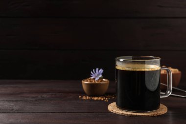Cam bardak lezzetli hindiba içeceği ahşap masada, metin için yer var.