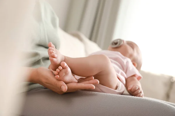Madre Sosteniendo Lindo Bebé Durmiendo Casa Primer Plano —  Fotos de Stock