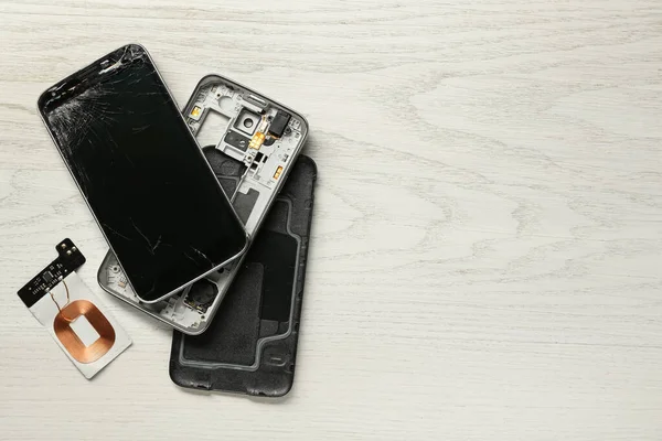 Uszkodzony Smartfon Drewnianym Tle Płaski Leżał Miejscem Tekst Naprawa Urządzenia — Zdjęcie stockowe