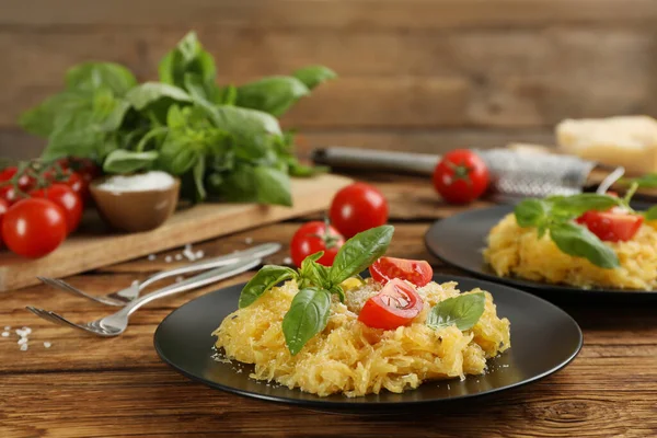 Smaczne Spaghetti Squash Pomidorami Bazylią Serwowane Drewnianym Stole — Zdjęcie stockowe