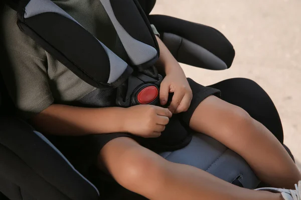 Маленький Мальчик Пристегнут Ремнем Безопасности Автомобиля Детском Сиденье Крупным Планом — стоковое фото