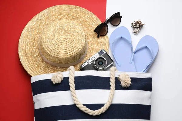 Saco Elegante Com Acessórios Praia Fundo Cor Flat Lay — Fotografia de Stock