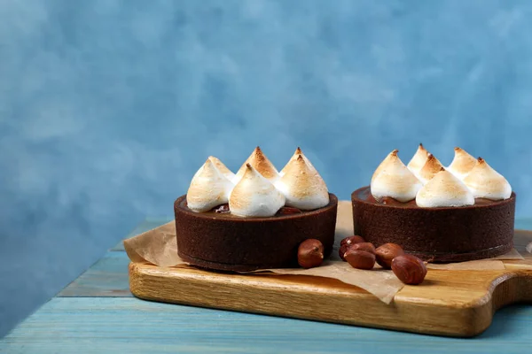 Deliciosas Tartas Chocolate Con Caramelo Salado Con Merengue Avellanas Mesa — Foto de Stock