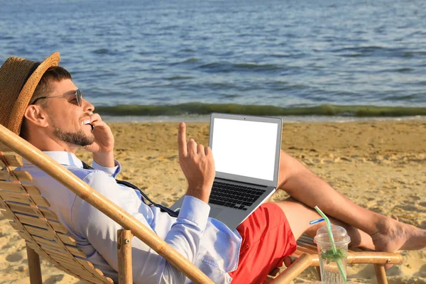 Hombre Con Portátil Hablando Por Teléfono Móvil Playa Viaje Negocios — Foto de Stock