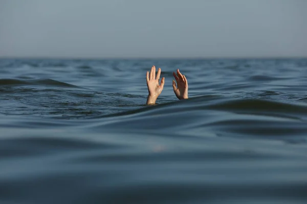 Mujer Ahogada Buscando Ayuda Mar —  Fotos de Stock