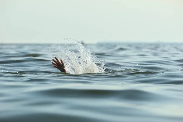 Verdrinkende Vrouw Reikt Naar Hulp Zee — Stockfoto