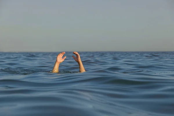 Hombre Ahogado Buscando Ayuda Mar —  Fotos de Stock