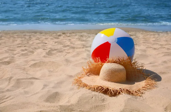 Stro Hoed Strandbal Bij Zee Ruimte Voor Tekst — Stockfoto