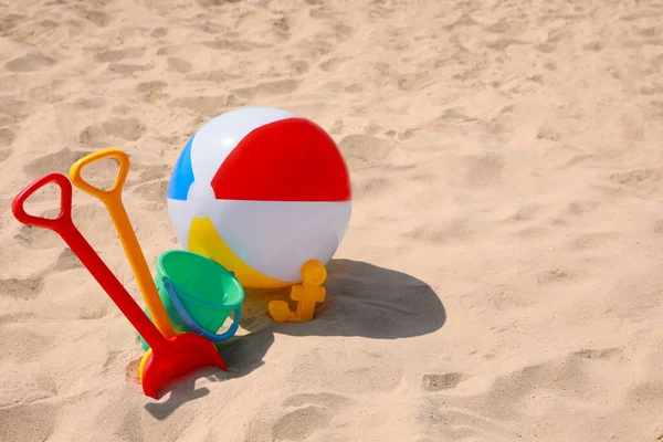 Různé Plážové Hračky Nafukovací Míč Písku Venku Prostor Pro Text — Stock fotografie