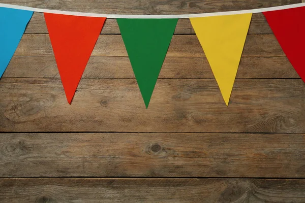 Bunting Com Bandeiras Triangulares Coloridas Fundo Madeira Espaço Para Texto — Fotografia de Stock