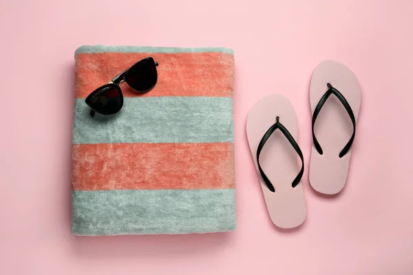 Beach Towel Flip Flops Sunglasses Pink Background Flat Lay — Stock Photo, Image