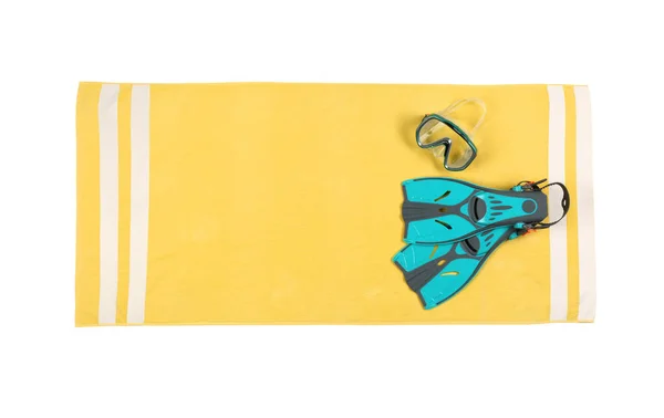 ライトグレーの背景にダイビング機器と黄色のビーチタオル トップビュー — ストック写真