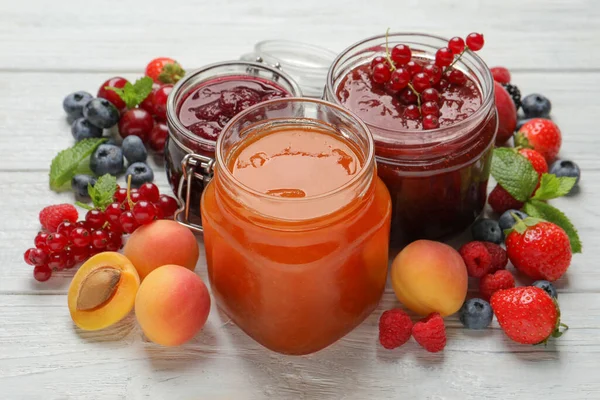 Vasi Con Marmellate Diverse Frutta Fresca Sul Tavolo Legno Bianco — Foto Stock