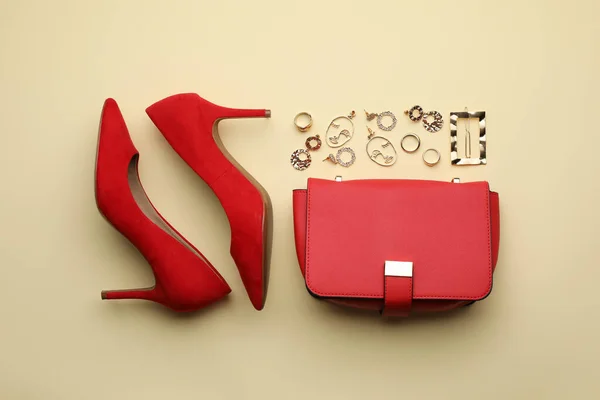 米色背景的时髦女人的包 鞋子和比胡泰 — 图库照片