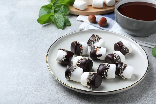 Köstliche Marshmallows Mit Schokolade Überzogen Auf Hellgrauem Tisch — Stockfoto