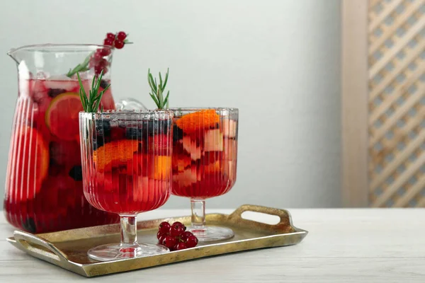 Glasögon Och Kannor Röd Sangria Vitt Träbord — Stockfoto