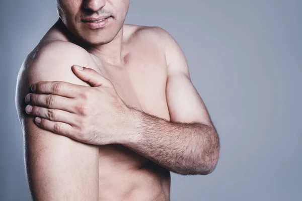 Mann Mit Schulterschmerzen Auf Grauem Hintergrund Nahaufnahme — Stockfoto