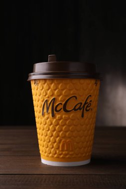 MYKOLAIV, UKRAINE - 12 Ağustos 2021: Tahta masada sıcak McDonald 's içeceği