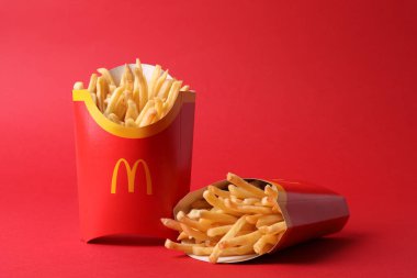 MYKOLAIV, UKRAINE - 12 Ağustos 2021: Kırmızı arka planda iki büyük McDonald 's patates kızartması