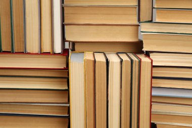 Arka plan olarak birçok ciltli kitap. Kütüphane materyali