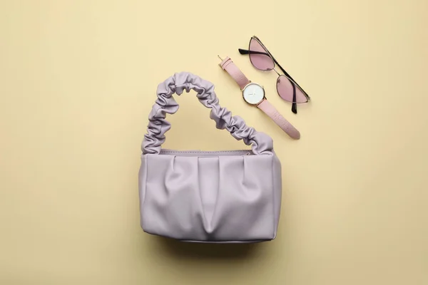 米色背景的时髦女人的包 手表和太阳镜 — 图库照片