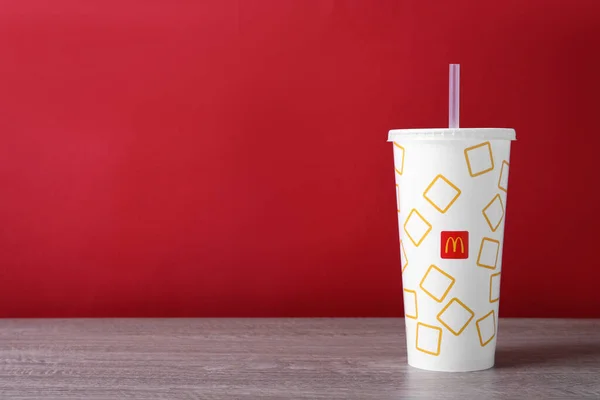 Mykolaiv Ukraine Sierpnia 2021 Zimny Napój Mcdonalda Drewnianym Stole Miejsce — Zdjęcie stockowe