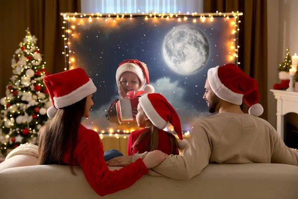 Familia Viendo Película Pantalla Proyección Habitación Decorada Para Navidad Vista — Foto de Stock