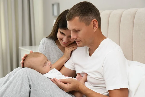 Famille Heureuse Avec Leur Bébé Endormi Mignon Sur Lit Maison — Photo