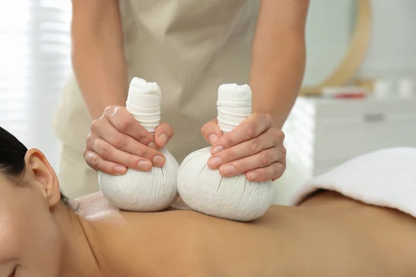 Jovem Mulher Recebendo Massagem Saco Ervas Salão Spa Close — Fotografia de Stock