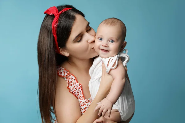 Bella Madre Baciare Suo Bambino Carino Sfondo Turchese — Foto Stock