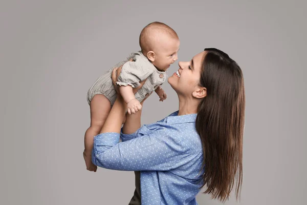 Mãe Bonita Com Seu Bebê Bonito Fundo Cinza — Fotografia de Stock