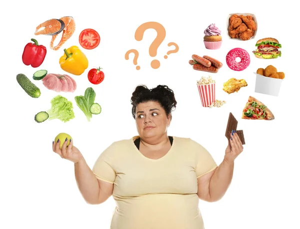健康と不健康な食べ物の間で白い背景に選ぶ太りすぎの女性 — ストック写真