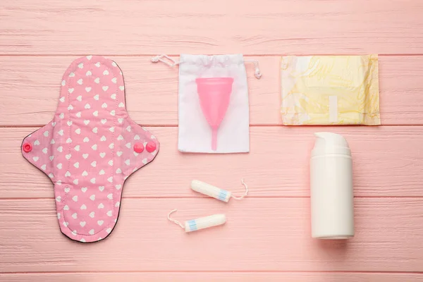 粉红木制桌子上的布 月经垫和其他女用卫生用品 — 图库照片