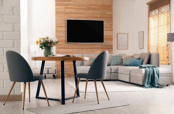 Moderner Breitbild Der Wand Zimmer Mit Stilvollen Möbeln — Stockfoto