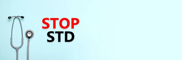 Texto Stop Std Estetoscopio Sobre Fondo Azul Claro Vista Superior — Foto de Stock