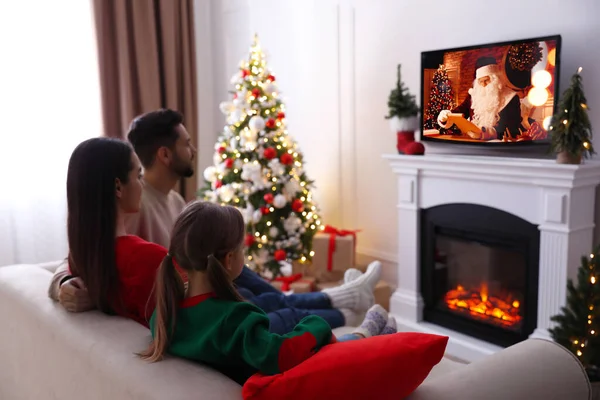 크리스마스 선물로 장식된 안에서 가족들 텔레비전에서 영화를 — 스톡 사진