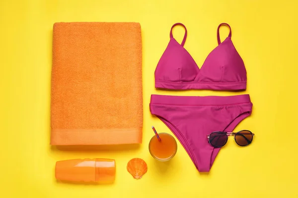 Strandtuch Badeanzug Sonnenbrille Und Sonnenschutzmittel Auf Gelbem Hintergrund Flache Lage — Stockfoto