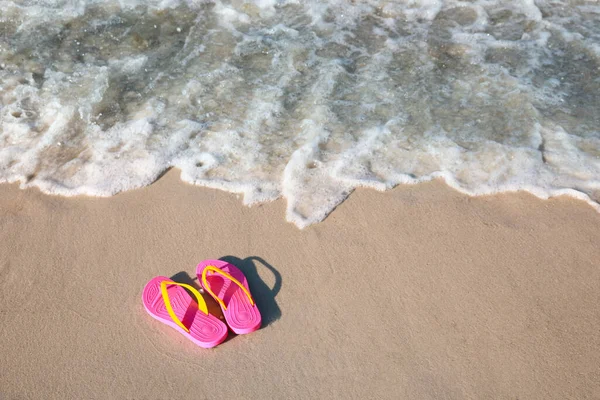 Chinelos Elegantes Praia Espaço Para Texto — Fotografia de Stock