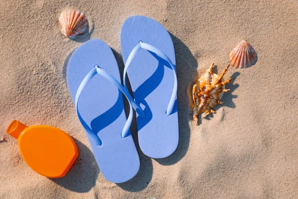 Stylish Flip Flops Sunscreen Sea Shells Beach Flat Lay — Stock Photo, Image