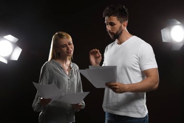 Tiyatroda prova sırasında senaryolarını okuyan profesyonel aktörler.