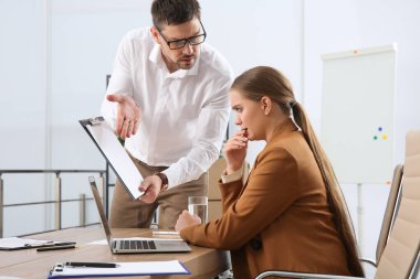 Patron ofisteki çalışanı azarlıyor. Toksik çalışma ortamı