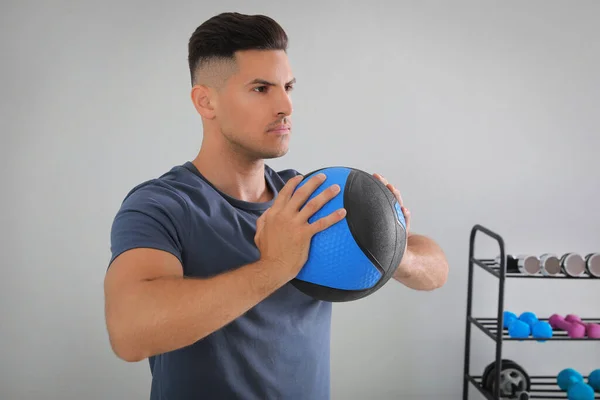 Homem Musculoso Exercitando Com Bola Medicina Ginásio Moderno — Fotografia de Stock