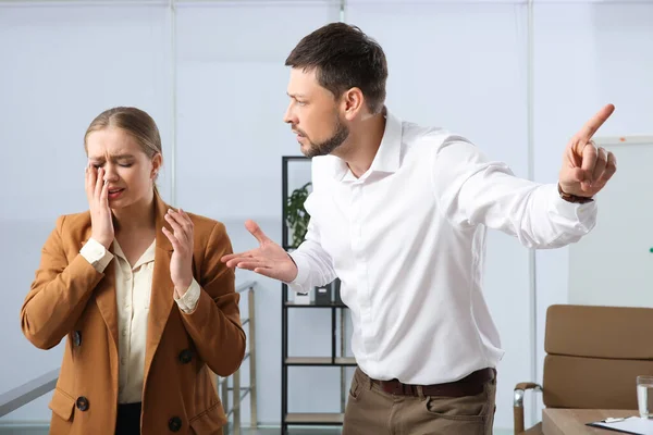 Hombre Regañando Mujer Oficina Entorno Trabajo Tóxico — Foto de Stock